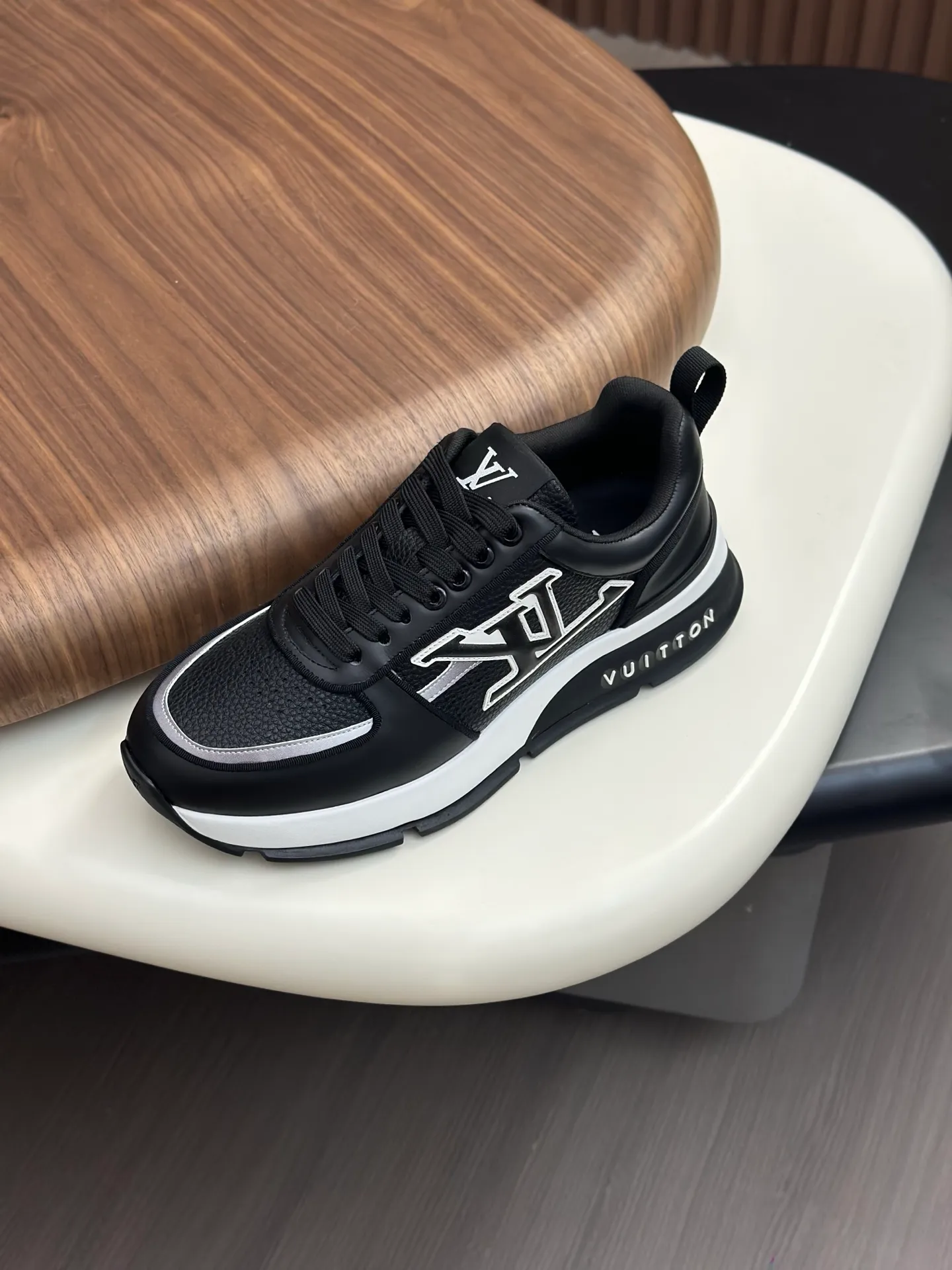 [L Family] Top P: 840💰 Size: 39-44 (38.45 can be customized) Lujia new color matching men's 🧍‍♂️trainer sneakers, this LV Trainer sneaker is made of soft grained calfskin, showing pure colors, the brand was born in 1854, the designer's handwritten brand logo is embellished on one side, virgil Designed by abloh himself, it is a very commemorative sneaker, the new LV Louis Vuitton trainer sneaker low casual sports culture versatile basketball shoes